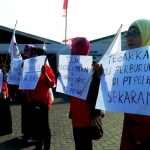 Mantan buruh pabrik Pei Hai melakukan aksi unjuk rasa di depan pabrik Pei Hai Jombang. ft: RONY SUHARTOMO/ BANGSAONLINE