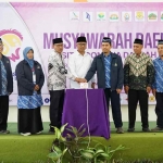 Gus Qowim (kemeja putih) saat membuka Musda ke-3 Jaringan Sekolah Islam Terpadu Indonesia (JSIT) Kediri. (Ist)