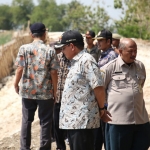 Wabup Tuban meninjau tanggul Sungai Bengawan Solo yang ambles di Desa Sembungrejo.