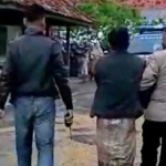 
Terduga G (20) kepergok warga saat akan melakukan pencurian di sebuah warung di Desa Batu Ampar kecamatan Proppo Kabupaten Pamekasan.