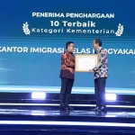 Perwakilan Imigrasi Ponorogo saat menerima penghargaan.