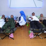 Kegiatan donor darah dalam perayaan HUT Bhayangkara ke-72, kemarin.  (yudi)
