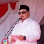  Bupati Kediri Hanindito Himawan Pramana saat memberi sambutan di upacara peringatan Hari Santri 2025.