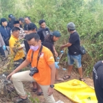 Satreskrim Polres Sampang usai menggali kuburan di Bukit Ketapang.