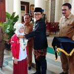 Anindita Sayla Safira saat tiba di Gedung Peringgitan Mandhapa Aghung Ronggosukowati Pamekasan dan disambut langsung oleh Bupati Baddrut Tamam. 