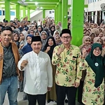 Kepala Dispendik Gresik, S. Hariyono (tiga dari kiri), dan IACT-USA, Umar Efendi (dua dari kiri),  bersama para guru dan siswa SMP Plus Ponpes Jauharul Maknun saat seminar hypno learning. Foto: Ist.