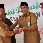 Bupati Sambari saat menggelar halal bihalal di halaman kantor Pemkab Gesik. foto: SYUHUD/ BANGSAONLINE