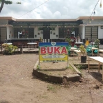 Bangunan ticketing Stadion Yosonegoro yang berubah fungsi.