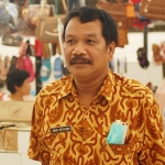 Agus Setiyono, Kepala Diskoperindag Trenggalek saat survei harga bahan pokok di pasar. foto: HERMAN/ BANGSAONLINE