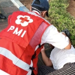 Saat Tim PCC dan PMI melakukan evakuasi kepada perempuan dibantu warga.