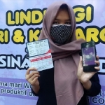 Salah seorang warga Kota Kediri saat menunjukkan E-tiket. (foto: ist.)