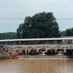 Pencarian korban tenggelam di Sungai Kanal Mangetan Bakalan di Desa Mliriprowo, Kecamatan Tarik, Sidoarjo, Rabu (28/12/2022).