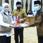 Gubernur Khofifah menyerahkan Pergub dan Kepgub Jatim tentang PSBB kepada Wakil Bupati Gresik M. Qosim, disaksikan Plt Bupati Sidoarjo Nur Achmad Syaifuddin di Gedung Negara Grahadi, Surabaya.