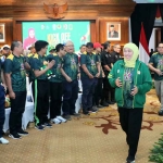 Gubernur Khofifah saat melakukan kick off maskot dan logo Porprov VIII Jawa Timur tahun 2023 di Gedung Negara Grahadi, Surabaya.