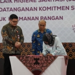  Perwakilan SPPG saat melakukan penandatanganan komitmen keamanan pangan disaksikan Mas Dhito (kiri)dan Kepala Dinas Kesehatan Kabupaten Kediri. (Ist).