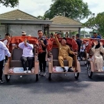 Wakil Bupati Jombang, Salmanudin Yazid, dan Wakil Ketua Umum GSN, Nanik S. Deyang, saat berada di becak listrik.