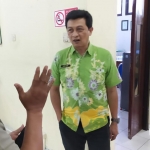 Kepala DPKP Kabupaten Pasuruan, Eko Bagus, saat diwawancarai wartawan.