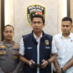 Kasatreskrim Polres Gresik, AKP Abid Uais Al-Qarni Aziz (tengah), saat memberikan keterangan pers. Foto: Ist.
