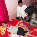 Bupati Nganjuk, Drs H Taufiqurrahman dan Ketua LPA Hj Ita Taufiqurrahman saat melihat kondisi anak yang mengalami kelumpuhan akibat kelainan genetik.