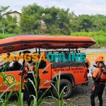 Tim SAR saat berada di pos pencarian untuk evakuasi remaja yang terseret arus Sungai Brantar, Kabupaten Blitar. Foto: AKINA NUR ALANA/BANGSAONLINE