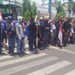 Puluhan buruh saat unjuk rasa di depan Kantor DPRD Jombang. (foto: AAN AMRULLOH/ BANGSAONLINE)