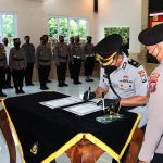 Kapolres Pasuruan, AKBP Erick Frendriz, saat memimpin langsung sertijab Kabag SDM.