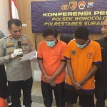 Petugas saat mengamankan 2 maling sepeda balap di Surabaya.