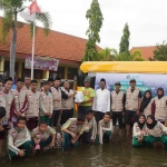 Santri Ponpes Modern Sunanul Muhtadin, Kecamatan Sidayu, Gresik, saat memberi bantuan untuk korban banjir akibat luapan Kali Lamong. Foto: Ist