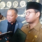 Bupati Bangkalan R. Abdul Latif Amin memberikan keterangan usai kunjungan Anggota Komisi V DPR RI Syafiuddin. foto: FAUZI/ BANGSAONLINE