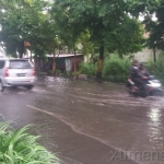 Genangan air di beberapa ruas jalan akibat hujan deras.