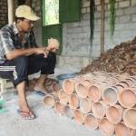 BERLIMPAH. Perajin gerabah di Tuban menata gerabah-gerabahnya yang berlimpah di musim kemarau ini. foto : suwandi/bangsaonline