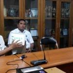 Kepala Dinas PU Bina Marga Sidoarjo Sigit Setyawan beri penjelasan tentang dana pinjaman daerah, di kantornya, Rabu (5/10). foto: MUSTAIN/ BANGSAONLINE