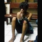 Pelaku jambret yang dimassa saat diamankan ke Polsek Genteng Surabaya. foto: eko suyono/ BANGSAONLINE
