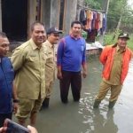Bupati HM Irsyad Yusuf saat meninjau korban banjir di Desa Kedung Ringin Kecamatan Beji.