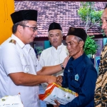Wakil Bupati Gresik ketika menyerahkan bantuan kepada salah satu nelayan. Foto: Ist
