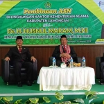 Kepala Kanwil Kementerian Agama Jawa Timur Husnul Maram (tengah) saat menghadiri pembinaan ASN di lingkungan Kemenag Lamongan.