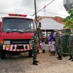 Penyemprotan disinfektan di wilayah Kecamatan Arosbaya menggunakan satu mobil pemadam kebakaran.