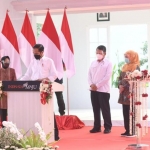 Presiden Jokowi didampingi Mensos Risma, Gubernur Khofifah, dan Wali Kota Eri, meresmikan Instalasi Pengolah Sampah menjadi Energi Listrik (PSEL) berbasis teknologi ramah lingkungan di Benowo, Kota Surabaya, Kamis (6/5).