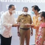 Wali Kota Eri didampingi Wawali Armuji menyerahkan dokumen adminduk dan tali asih kepada keluarga korban KRI Nanggala 402 dengan disaksikan Danlantamal V Laksma TNI Mohamad Zaenal, di Balai Kota Surabaya, Senin (10/5/2021).