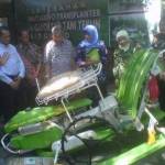 PENYERAHAN- Mesin tanam padi Indo Jarwo Transplanter saat diserahkan kepada Gapoktan Tani Tekun, di Dusun Pejantran Desa Wonoplintahan Kecamatan Prambon, Sidoarjo, Jumat (10/10/2014). foto: musta