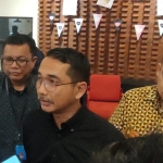 Kepala Kantor Imigrasi Kediri Denny Irawan saat memberi keterangan kepada wartawan usai acara. Foto: MUJI HARJITA/ BANGSAONLINE