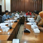 Suasana hearing Komisi I dengan Camat Benjeng. foto: SYUHUD/ BANGSAONLINE