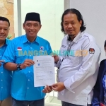 Ketua DPW Partai Gelora Jatim, M. Sirot, dan sekretarisnya, Misbakhul Munir, saat menerima Komisioner KPU Jatim, Gogot Cahyo Baskoro, ketika verifikasi faktual. Foto: M DIDI ROSADI/BANGSAONLINE