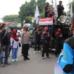 Kaplores Kabupaten Mojokerto Dony Alexander memimpin langsung pengamanan secara humanis terhadap massa aksi unras.