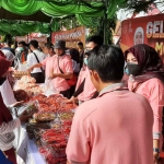 Masyarakat saat menyerbu gelar pangan murah berkualitas yang digelar Pemprov Jatim di Pamekasan.