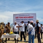 Penanaman struktur buatan Hexa Reef di Pantai Pasir Putih Tlangoh yang dilakukan PHE WMO