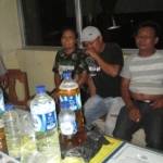 SITA MIRAS ARJO-Para penjual minuman keras (miras) arak jowo (arjo) yang diamankan usai razia sejumlah tempat karaoke di Kabupaten Ponorogo, Jum