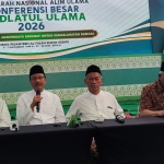 Dari kiri, KH. Amin Said Husni (Sekretaris SC), H. Saifullah Yusuf (Ketua OC sekaligus Sekretaris Jenderal PBNU) KH. Ahmad Said Asrori (Ketua SC sekaligus Katib 