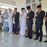 Prof Dr KH Asep Saifuddin Chalim, MA saat memimpin doa pemberangkatan Bupati Serang Ratu Rachmatuzakiyah dan Wakil Bupati  Najib Hamas periode 2025-2030 ke acara pelentikan di Pendopo Gubernur Banten Jalan KH Nawawi Al Bantani Serang, Selasa (27/5/2025). Foto: M.Mas