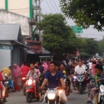 Pasar Kaget Ramadan. Meski membuat macet, keberadaannya tidak mengganggu warga karena selepas pukul 18.00 WIB pasar tersebut bubar dengan sendirinya. 